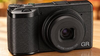 Ricoh GR IV vu de trois quarts