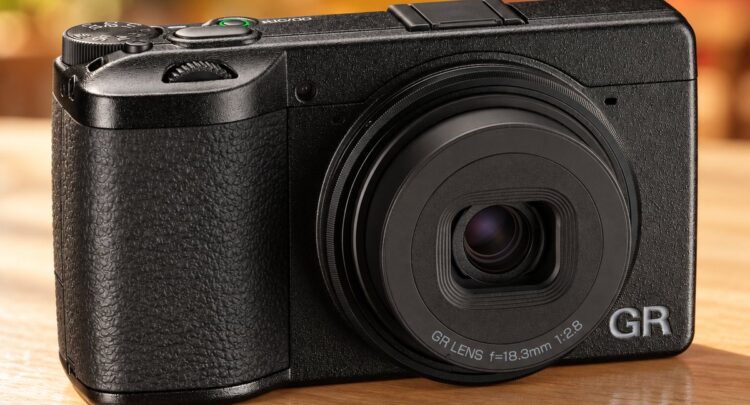 Ricoh GR IV vu de trois quarts