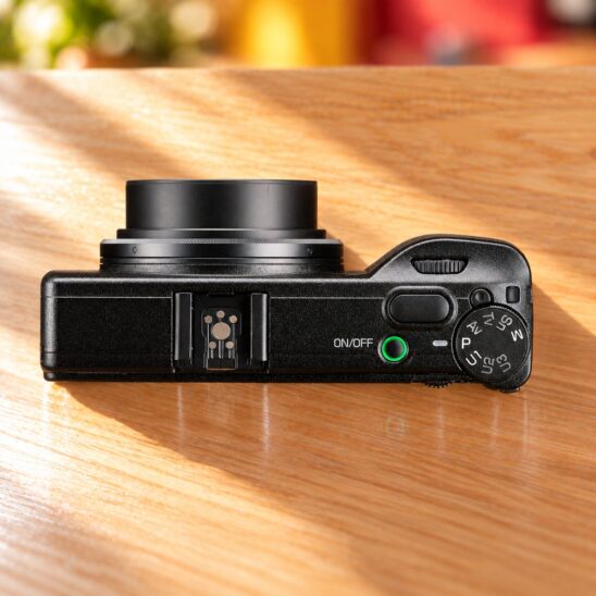 Ricoh GR IV vu de dessus avec son barillet des modes et son déclencheur