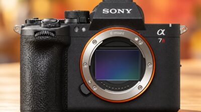 Sony A7R VI vu de face, monture E ouverte sur son capteur de 67 Mpx