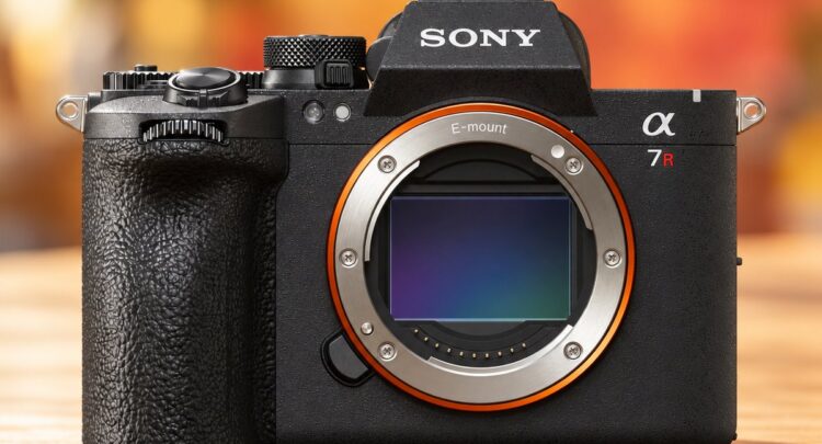 Sony A7R VI vu de face, monture E ouverte sur son capteur de 67 Mpx