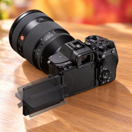 Sony A7R VI équipé d'un zoom, écran multi-angle déployé et incliné