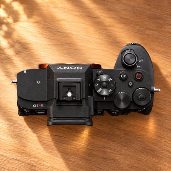 Sony A7R VI vu de dessus avec son barillet des modes, ses molettes et sa griffe porte-accessoires